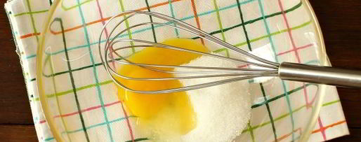 Шаг 2: пышных оладий на кефире с разрыхлителем