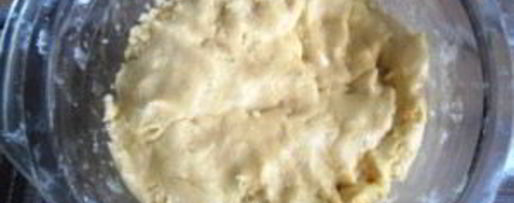 Шаг 1: печенья через мясорубку со сметаной