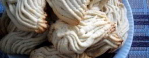 Шаг 3: печенья через мясорубку со сметаной