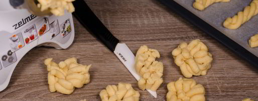 Шаг 16: печенья через мясорубку