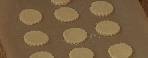 Шаг 4: печенья с малиновым джемом