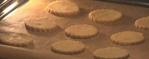 Шаг 5: печенья с малиновым джемом