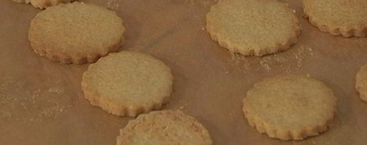 Шаг 6: печенья с малиновым джемом