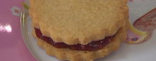 Шаг 7: печенья с малиновым джемом