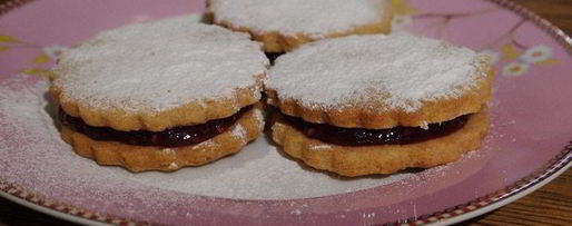 Шаг 8: печенья с малиновым джемом