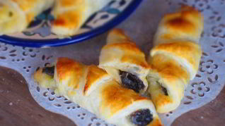 Рецепт Рогаликов с черносливом и сыром бри