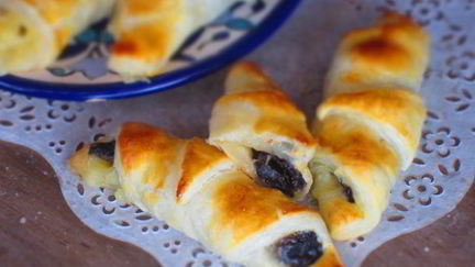 Рецепт Рогаликов с черносливом и сыром бри