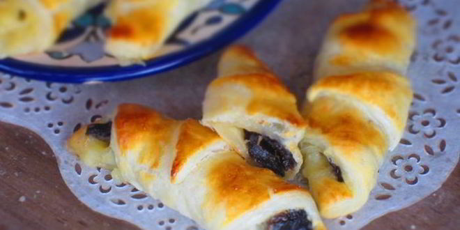 Рецепт рогаликов с черносливом и сыром бри