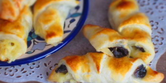 Рецепт рогаликов с черносливом и сыром бри