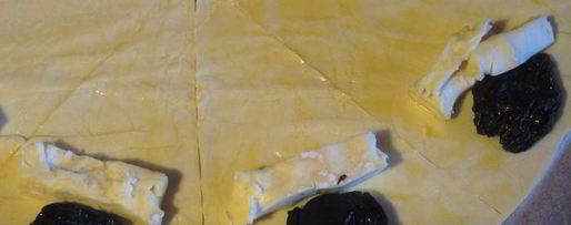 Шаг 1: рогаликов с черносливом и сыром бри