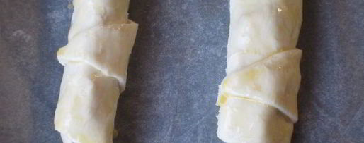 Шаг 2: рогаликов с черносливом и сыром бри