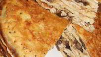 Рецепт Блинчатого пирога с курицей, сыром и грибами