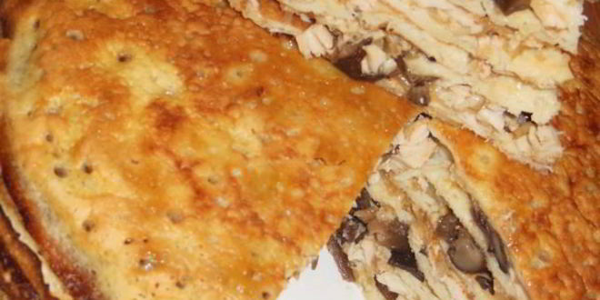 Рецепт блинчатого пирога с курицей, сыром и грибами