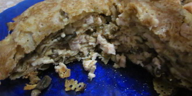 Рецепт блинчатого пирога с курицей, сыром и грибами