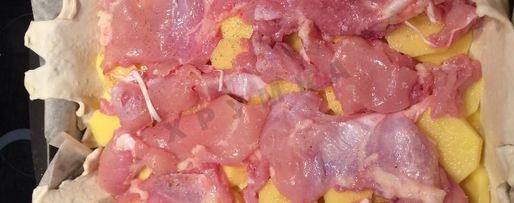 Шаг 5: кубите пирог с курицей и картофелем