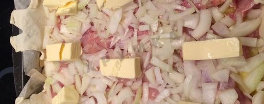 Шаг 6: кубите пирог с курицей и картофелем