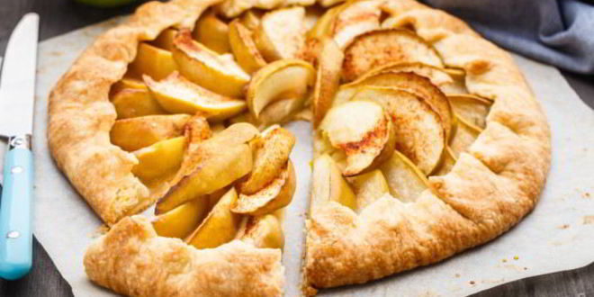Рецепт открытого пирога с яблоками из слоеного теста