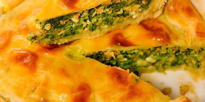 Рецепт пирога из слоеного теста с лососем и шпинатом