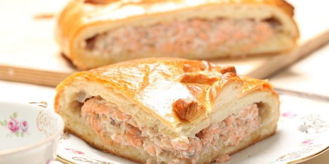 Рецепт пирога с семгой из слоеного теста