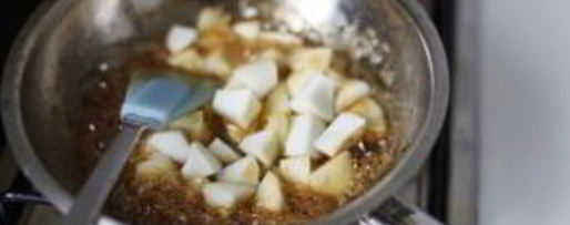 Шаг 4: пирога с вареной сгущенкой и яблоками