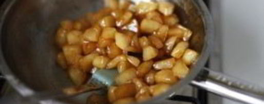 Шаг 5: пирога с вареной сгущенкой и яблоками