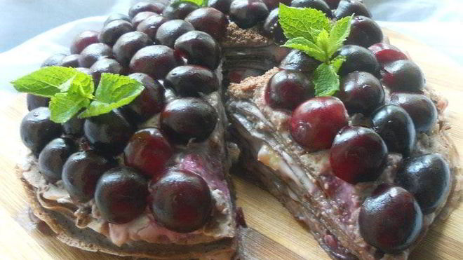 Рецепт Шоколадного блинного пирога с маскарпоне и черешней