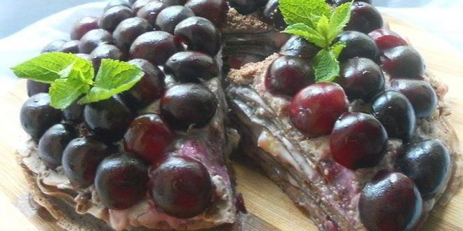 Рецепт шоколадного блинного пирога с маскарпоне и черешней