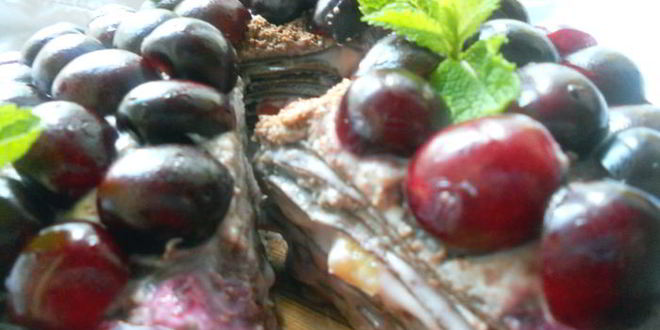 Рецепт шоколадного блинного пирога с маскарпоне и черешней