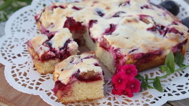 Рецепт Сливочного пирога со сливовой начинкой