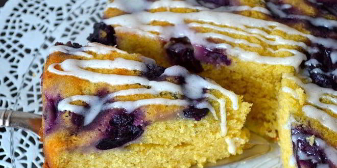 Рецепт виноградного пирога к чаю, покрытый ванильной глазурью