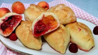Рецепт Дрожжевых пирожков с абрикосами и малиной