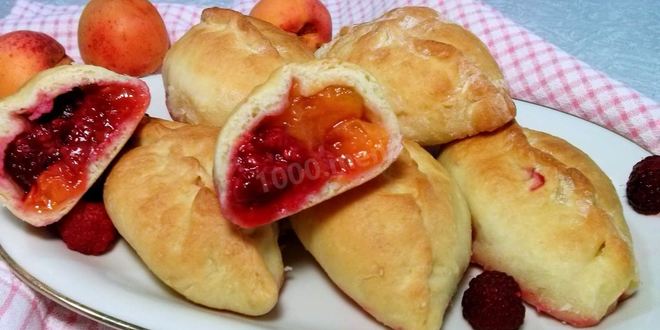 Рецепт дрожжевых пирожков с абрикосами и малиной