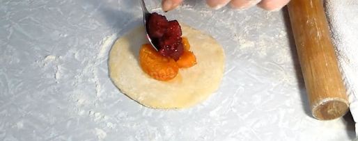 Шаг 4: дрожжевых пирожков с абрикосами и малиной
