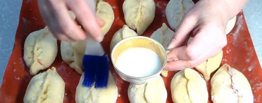 Шаг 6: дрожжевых пирожков с абрикосами и малиной