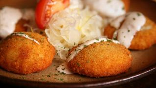 Рецепт Картофельных пирожков под соусом с начинкой и овощами