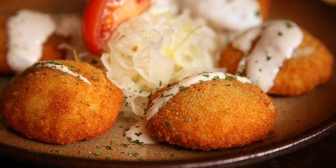 Рецепт картофельных пирожков под соусом с начинкой и овощами