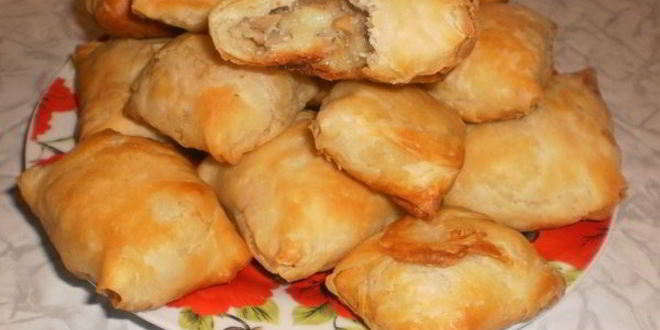 Рецепт пирожков из слоеного теста с грибами и картошкой