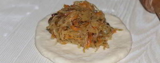 Шаг 21: пирожков с квашеной капустой и белыми грибами