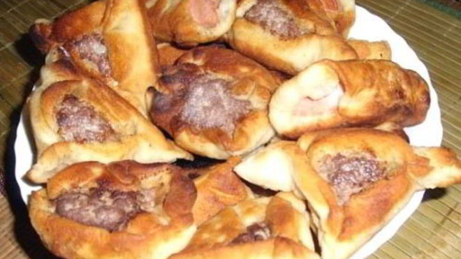 Рецепт Пирожков с сырно-колбасной начинкой из песочного дрожжевого теста
