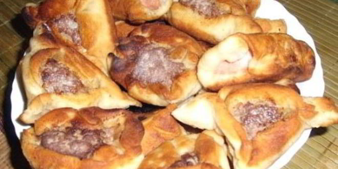 Рецепт пирожков с сырно-колбасной начинкой из песочного дрожжевого теста