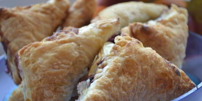 Рецепт слоеных пирожков с черникой и ванильным сахаром