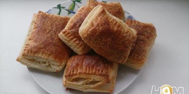 Рецепт слоеных пирожков с черникой и ванильным сахаром