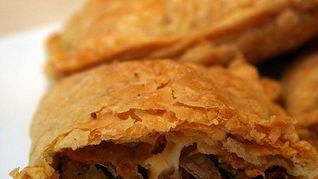 Рецепт Слоеных пирожков с курицей и сыром