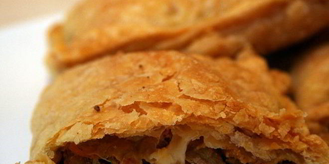 Рецепт слоеных пирожков с курицей и сыром