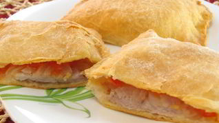 Рецепт Слоеных пирожков с мясом и помидорами