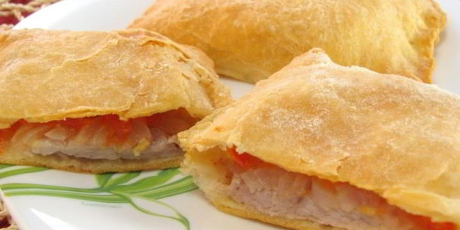 Рецепт слоеных пирожков с мясом и помидорами