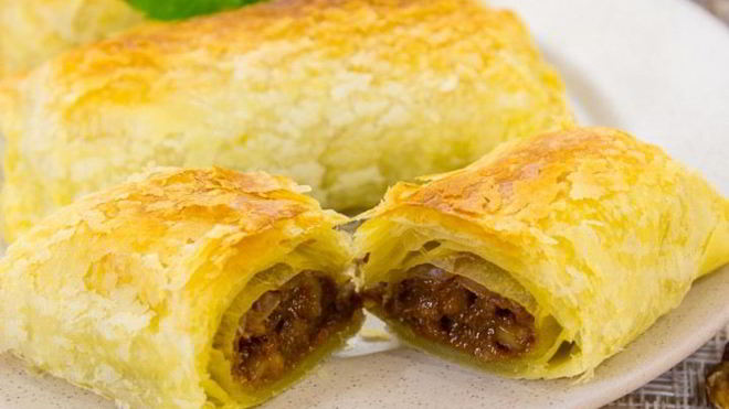 Рецепт Слоеных пирожков с орехами и вареной сгущенкой