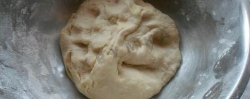 Шаг 2: жареных дрожжевых пирожков с рисом яйцом и луком