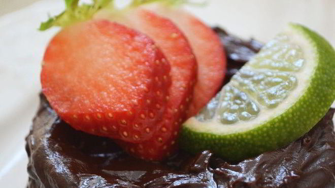 Рецепт Бисквитного пирожного с шоколадным кремом, клубникой и лаймом