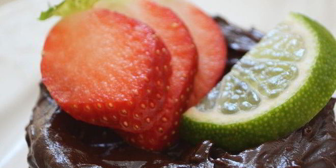 Рецепт бисквитного пирожного с шоколадным кремом, клубникой и лаймом